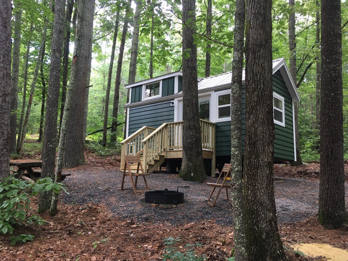 Want to experience tiny living this weekend? Head over to Bleu Canoe for a stay in a tiny cabin! Check it out 👉lakehomes.site/3TF3Twr #outdoorliving #lakeburton #lakerabun #georgialiving #georgialakes #lakelifestyle #nature #outdoorspace #weekendfun #hiking #northgeorgia