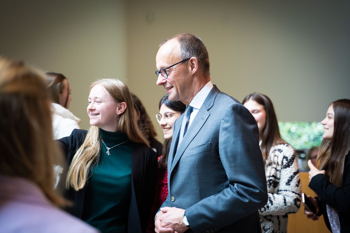 „Ich werbe dafür, dass junge Frauen wie Sie sich in Zukunft in einer politischen Partei engagieren. Und ich sage in aller Bescheidenheit: Am liebsten bei uns in der @cdu! Ich habe mich sehr über unseren Austausch beim #GirlsDay gefreut, der mich äußerst optimistisch stimmt.“ (tm)