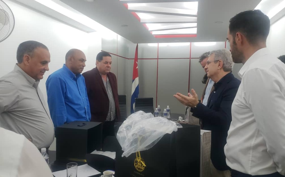 Recibió el Ministro de la Industria Alimentaria @AlbertoLopezcu al señor Laurent Freixe, Director Ejecutivo del Grupo Alimentario Nestlé para Latinoamérica.