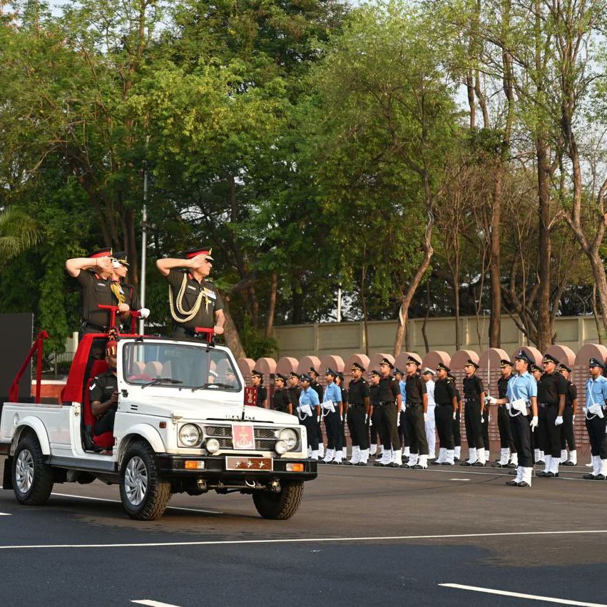 The impressive #PassingOutParade at #AFMC #Pune was reviewed by Lt Gen Daljit Singh, #DGAFMS in the presence of Lt Gen Narendra Kotwal, Dir &amp; Comdt and Maj Gen Giriraj Singh, Dean &amp; Dy Comdt.

 #IndianAirForce.

<a href="/DefenceMinIndia/">रक्षा मंत्री कार्यालय/ RMO India</a> 
<a href="/SpokespersonMoD/">Ministry of Defence, Government of India</a>
<a href="/HQ_IDS_India/">HQ IDS</a> 
<a href="/adgpi/">ADG PI - INDIAN ARMY</a>
<a href="/indiannavy/">SpokespersonNavy</a>