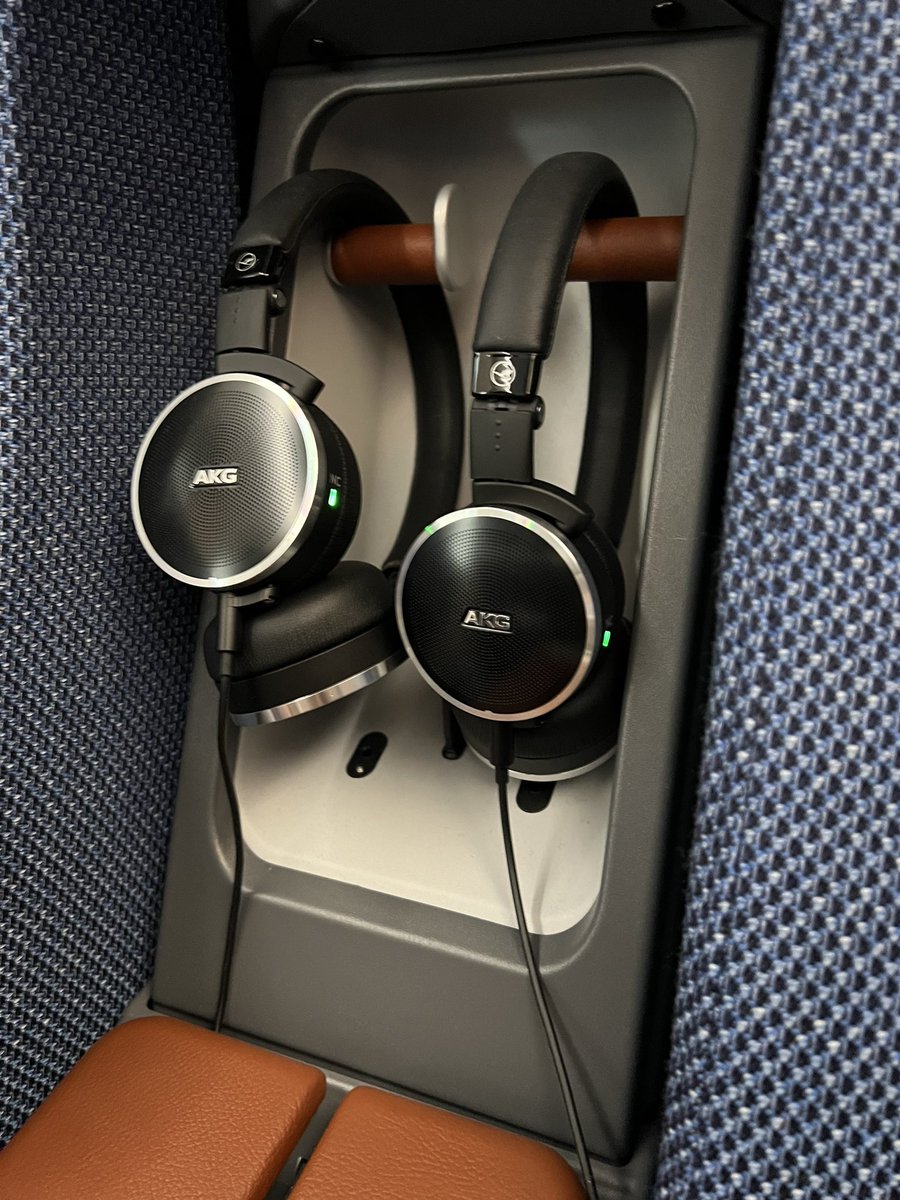SpaethFlies's tweet image. Minus on @lufthansa #lufthansaallegris C class: Outer armrest on windows can’t be retracted. While window foot space is ample, in basic aisle seats it’s worse than so far. Plus: Premium Y has C class headphones and contact phone charger #PaxEx #avgeek