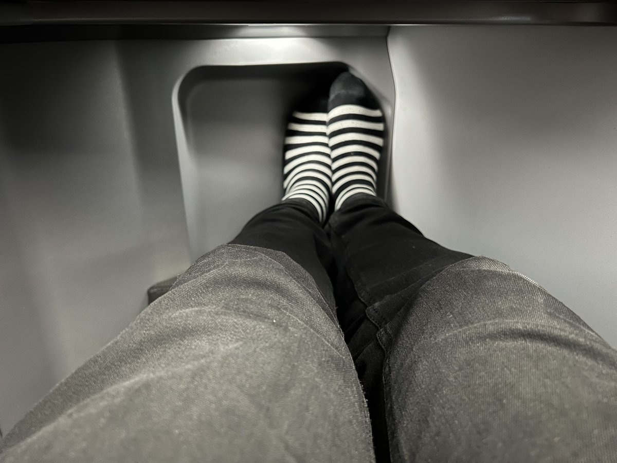 SpaethFlies's tweet image. Minus on @lufthansa #lufthansaallegris C class: Outer armrest on windows can’t be retracted. While window foot space is ample, in basic aisle seats it’s worse than so far. Plus: Premium Y has C class headphones and contact phone charger #PaxEx #avgeek