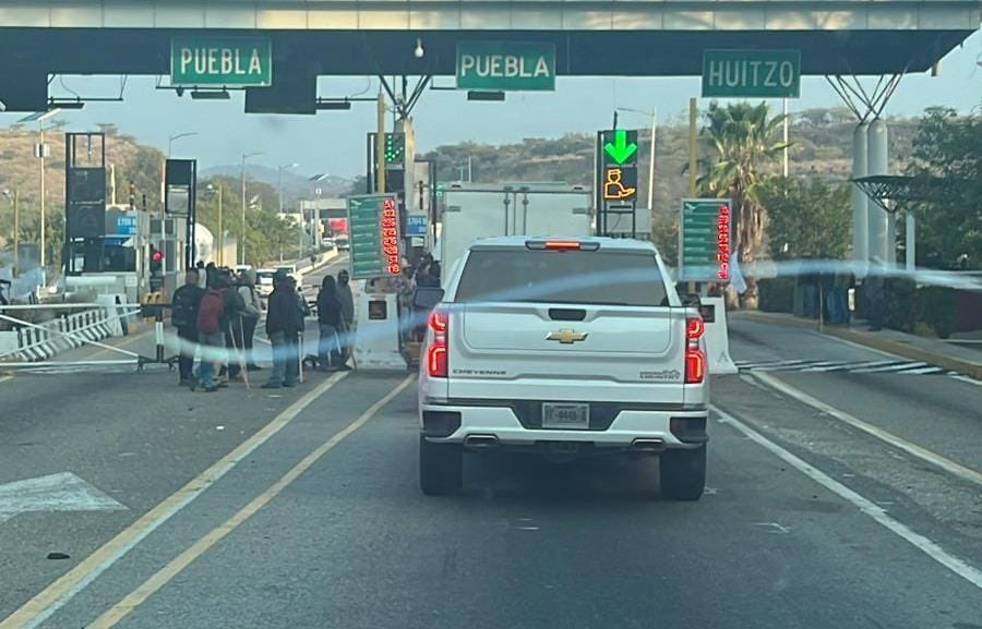 #AlertaVial |#Manifestantes toman caseta de cobro en San Pablo #Huitzo, piden cooperación 'voluntaria' para dar paso a los automovilistas. Tome sus precauciones #CentralQNoticias #Oaxaca #Noticias centralqoax.com