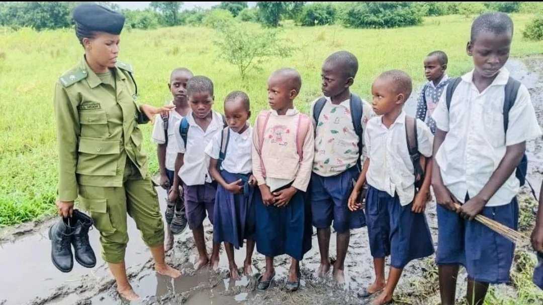 Katika kipindi hiki ambacho mvua zinaendelea kunyesha Polisi kata ya Ruvu stesheni, Mkaguzi Msaidizi wa Polisi Sheila Msami amewataka wanafunzi kuchukua tahadhari kwa kutokucheza pembezoni mwa mito na madimbwi ya maji kwani ni hatari kwa usalama wao.