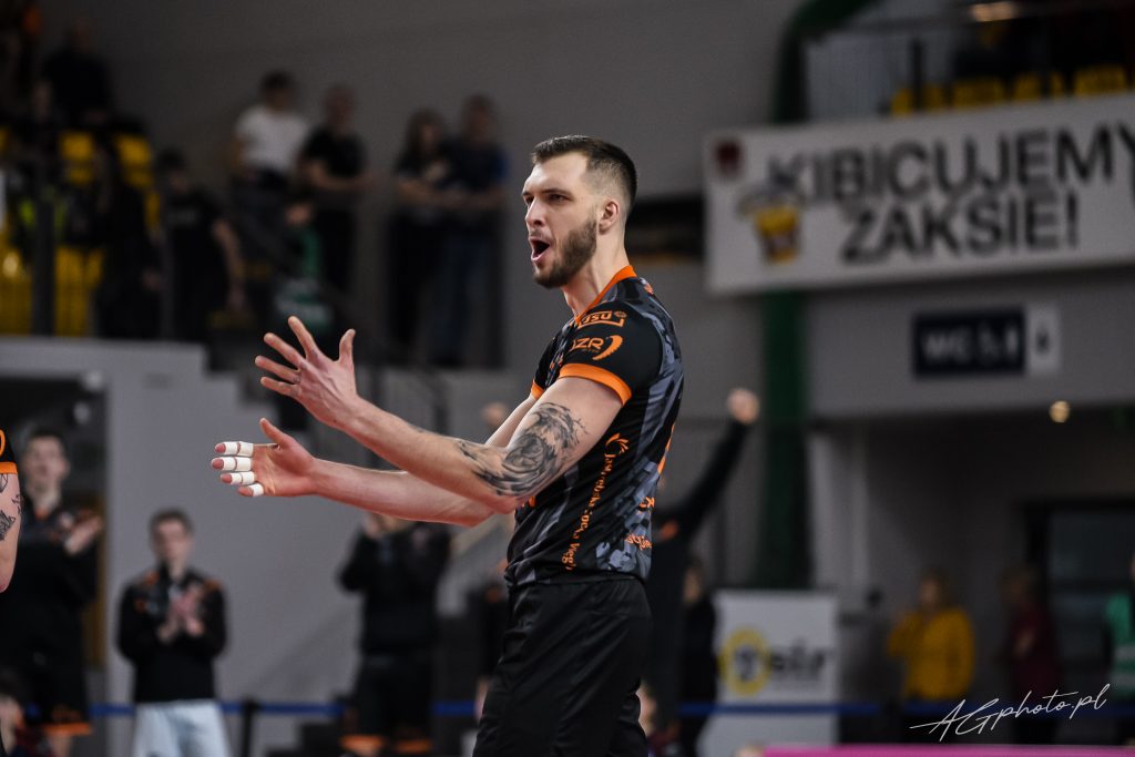 ➡️ 33 mecze na koncie Norberta Hubera w rozgrywkach PlusLigi w sezonie ligowym 2023/2024.

➡️ 33 mecze z dorobkiem punktowym w elemencie bloku w wykonaniu środkowego Jastrzębskiego Węgla.

DLA PORÓWNANIA:

Rekord sezonu we Włoszech:
🇧🇷 Gustavo Endres, sezon ligowy 2004/2005: