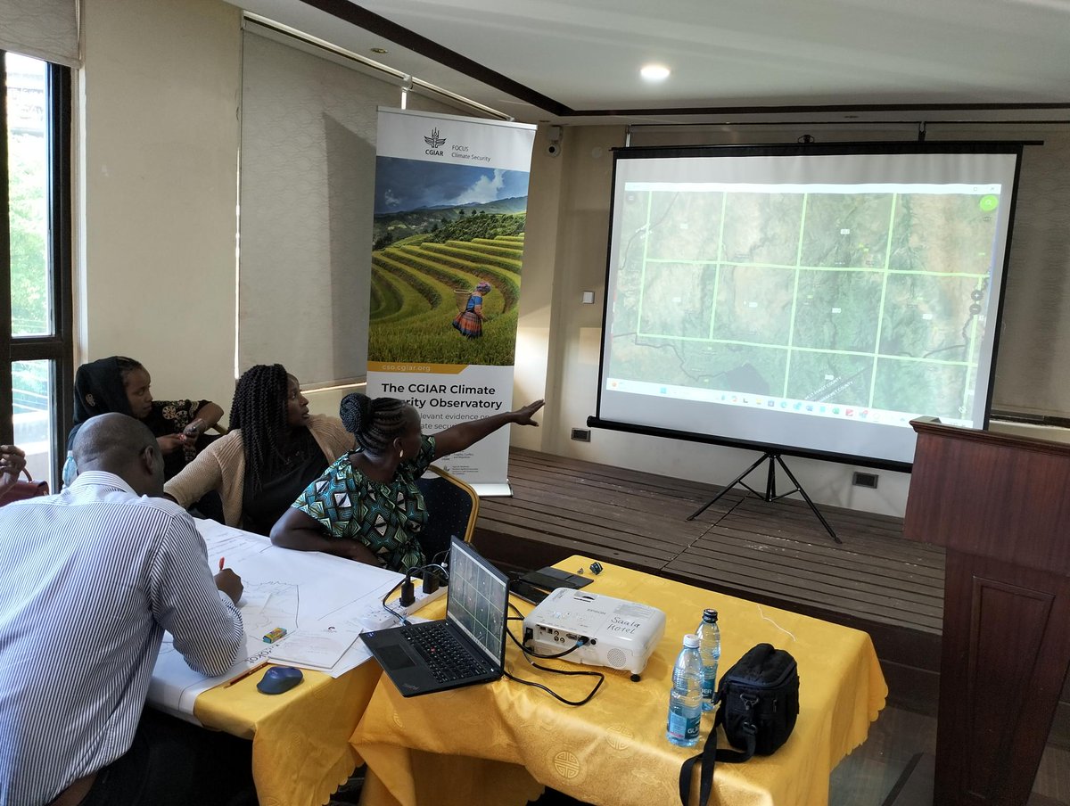 openmapping_esa's tweet image. Great workshop in Isiolo with @CGIARclimate 

Mapped #ClimateSecurity hotspots with community members from the region through #ParticipatoryMapping.

What climate security challenges are you facing in your community?