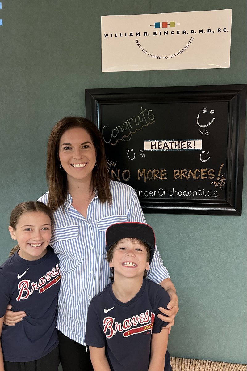 These kiddos were excited about their MOM finishing her aligner treatment! We think it miiiiiight have been because of the candy basket 😉 Congratulations, Heather! #KincerOrthodontics