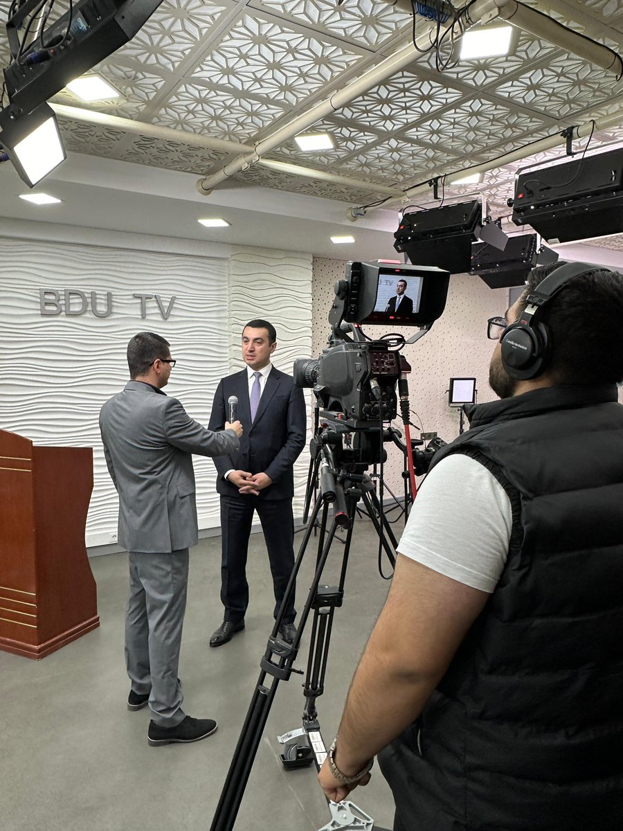 Bakı Dövlət Universitetinin <a href="/bdu_eduaz/">Bakı Dövlət Universiteti</a> #Jurnalistika fakültəsində müəllim və tələbə heyəti ilə görüşməkdən məmnun oldum. 

Görüşümüz maraqlı müzakirələrlə yadda qaldı.

Fakültədə yaradılmış maddi-texniki baza  jurnalistika peşəsinə verilən qiymətin nümunəsidir. 

<a href="/RectorBabayev/">Elchin Babayev</a>