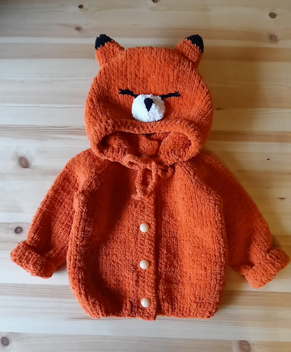 ReinholdeLaura's tweet image. Mamma uzadījusi lapsiņjaku 🦊
Silta un bieza jaka no Alize Softy plus pūkainās mikropoliestera dzijas. 
Derēs ap 1-2 gadus vecam valkātājam (jakas platums 31cm, garums 33cm, piedurknes no paduses mērot 22cm), cena 30€ 🧶Var uzadīt arī citos izmēros vai ar lācīša kapuci 🐻