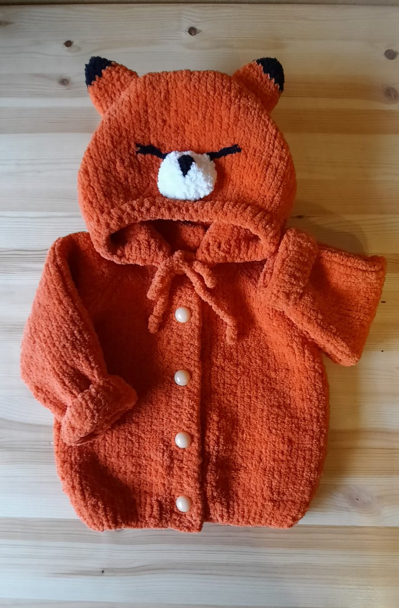 Mamma uzadījusi lapsiņjaku 🦊 Silta un bieza jaka no Alize Softy plus pūkainās mikropoliestera dzijas. Derēs ap 1-2 gadus vecam valkātājam (jakas platums 31cm, garums 33cm, piedurknes no paduses mērot 22cm), cena 30€ 🧶Var uzadīt arī citos izmēros vai ar lācīša kapuci 🐻