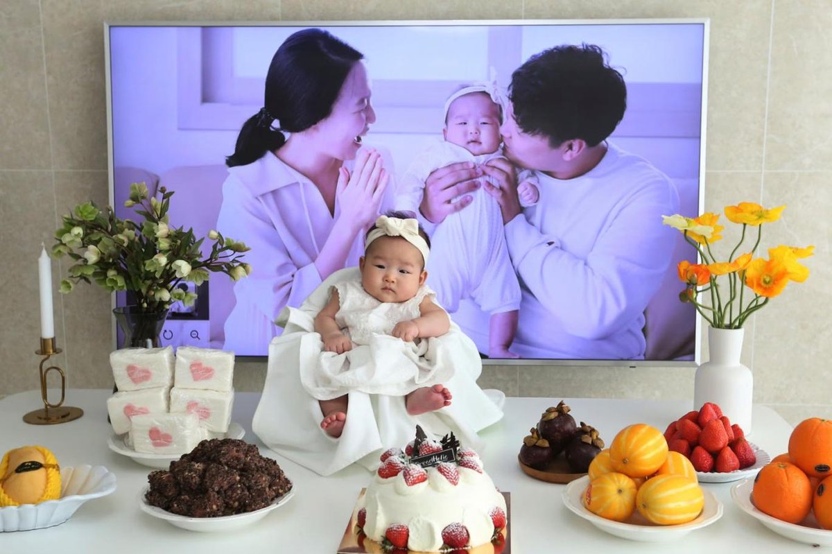 ⭕️Güney Kore, ülkenin azalan doğum oranını artırmak amacıyla doğan her bebek için ebeveynlere 100 milyon won (yaklaşık 2,40 milyon TL) nakit ödeme yapmayı düşünüyor.