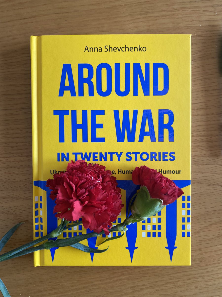 Marking 50 years since the #CarnationRevolution, we would like to congratulate @PortugalCoE on a momentous milestone 🇵🇹 Thank you for the flowers and thank you @UKRinCoE for the wonderful book “Around the War” sharing stories about resilience and kindness but also laughter 🇺🇦