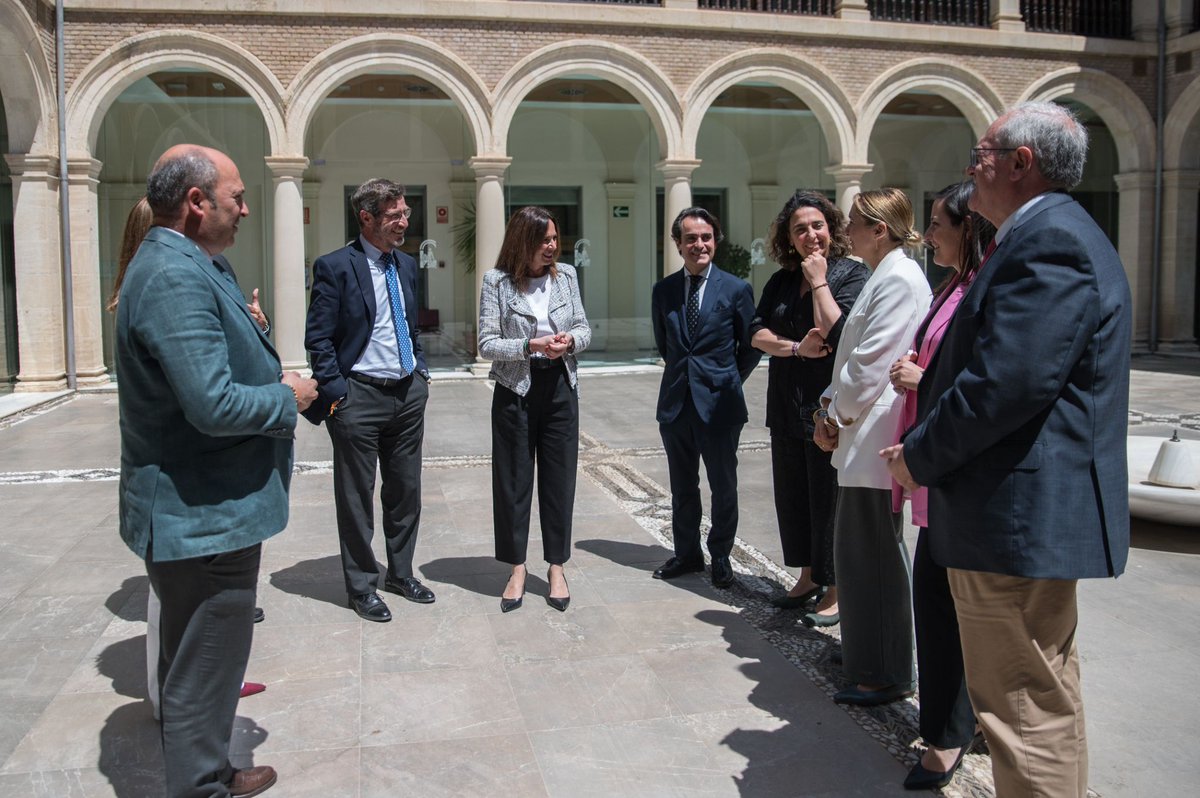 Este mediodía he mantenido una reunión en @JuntaGranada con los delegados territoriales de @FomentoAND. Seguimos trabajando con responsabilidad para dar soluciones a los andaluces en materia de #vivienda, #movilidad y ordenación del territorio. ¡Avanzamos!