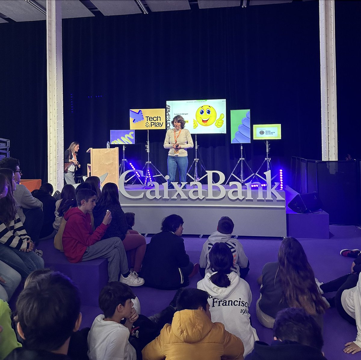 🚀 A l’espai Àgora de la #TechAndPlay24 la @natideseras, directora de seguretat de la informació i ciberseguretat de @caixabank, ens ha parlat sobre com protegir el futur dels joves en línia. 📍 @fabraicoats_fic