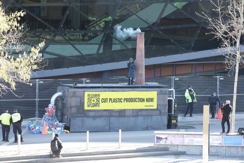 🚨 BREAKING! As world leaders discuss the #PlasticsTreaty in Ottawa, <a href="/GreenpeaceCA/">Greenpeace Canada</a> activists bring a plastic factory to the negotiations to remind the delegates of the real villain: Big Plastic. Ask <a href="/JustinTrudeau/">Justin Trudeau</a> &amp; <a href="/s_guilbeault/">Steven Guilbeault</a> to champion this treaty &gt;&gt; act.gp/3JxHHyv