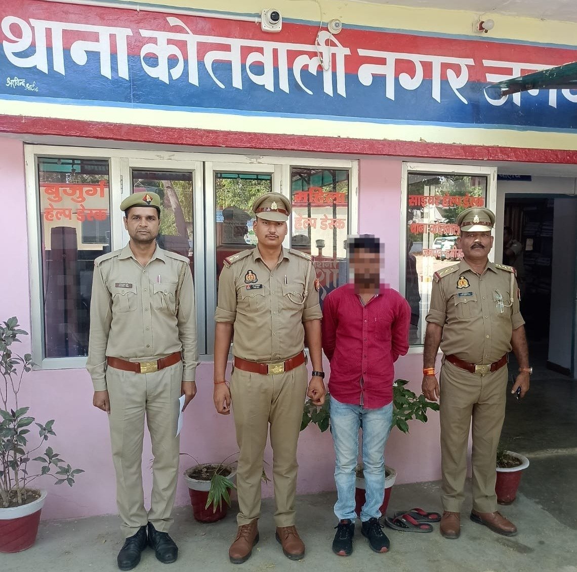 थाना कोतवाली नगर पुलिस द्वारा वांछित अभियुक्त गिरफ्तार । #HamirpurPoliceInNews #UPPolice #UPPoliceInNews