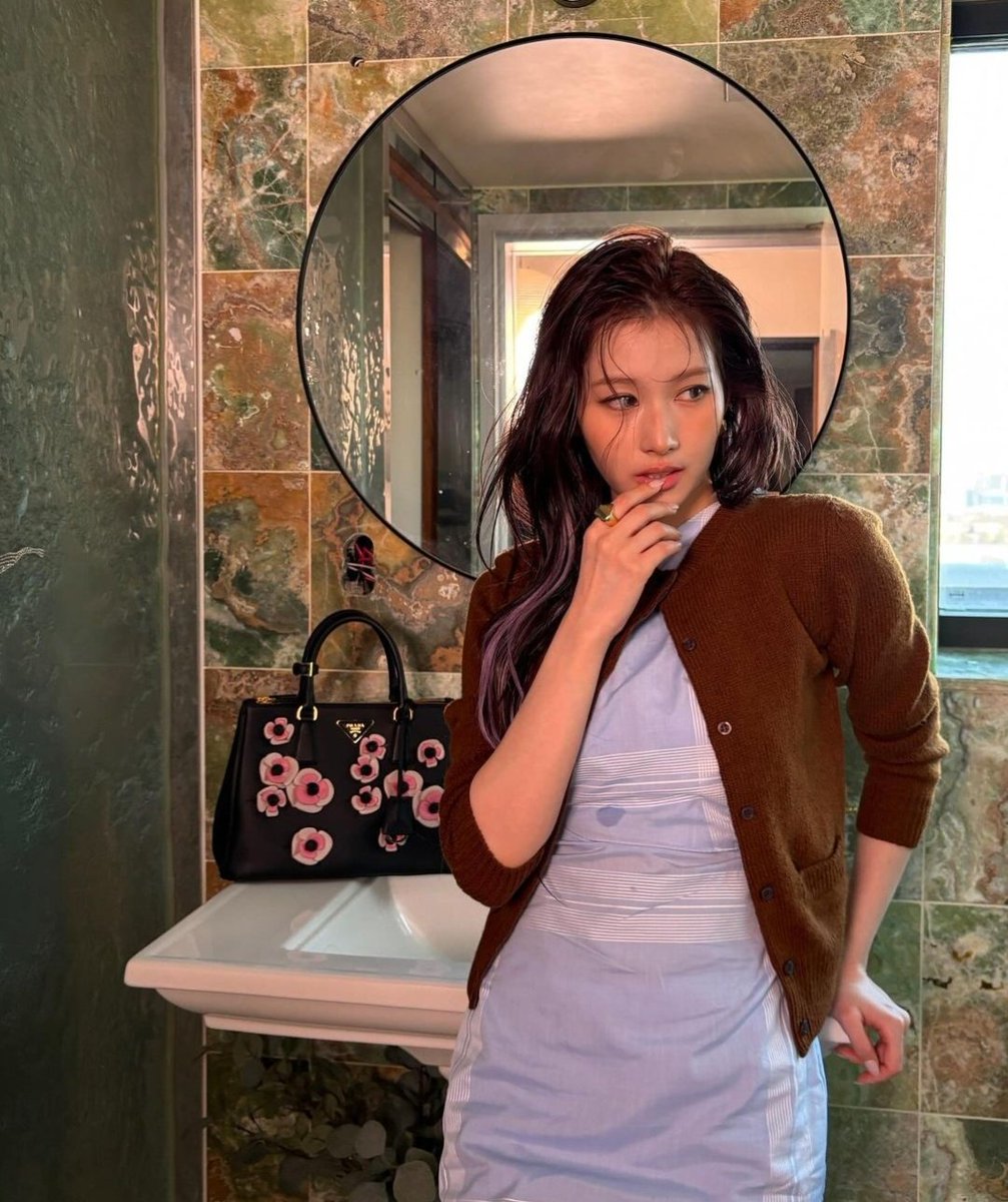 eami2015twice's tweet photo. BUENOS DÍAS A MINATOZAKI SANA❤️ https://t.co/j2tj9gFUta