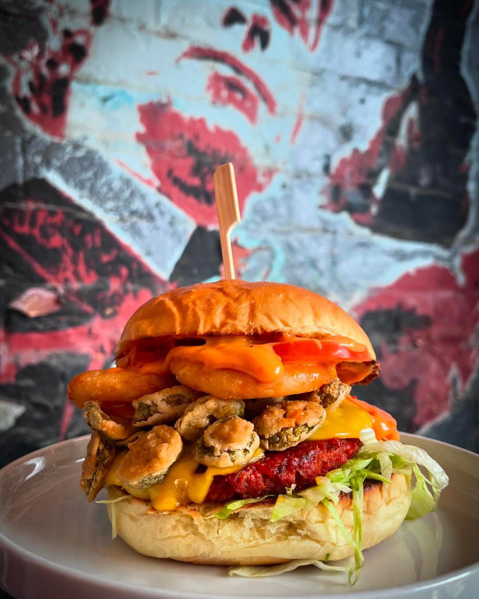 🍔 Burger Thursday rolls around again! Tonight’s guest burger is another vegan dream 🌱 Paprika spiced crispy jalapeño burger topped with cheese, onion rings, chipotle mayo, lettuce & tomato. Tastes a bit like 🍕 Only £9.95 with a pint of Blonde star or Taddy lager, 5-9pm 🍺