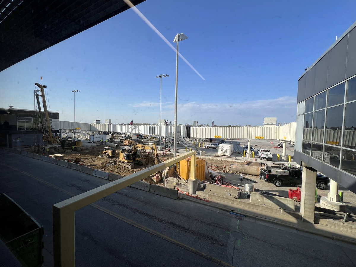 … what if we kissed inside the kissing jetbridges at @mspairport? (MSP has linked a pair of jetbridges to create a secure pathway for another gate for international arrivals)