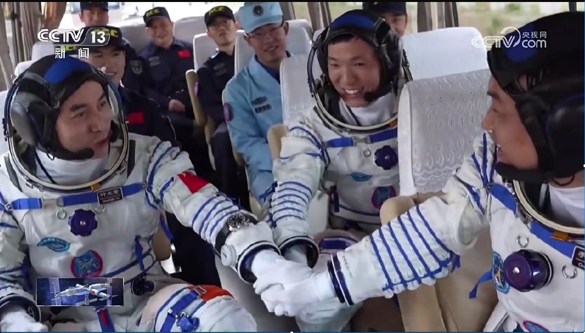 🛰️👨‍🚀After entering orbit, the Shenzhou XVIII spaceship will perform a fast automated rendezvous and docking with the radial port of the @CNSpaceStation's core module Tianhe, which will take about 6.5 hours. 👀Stay tuned for more updates! [📷/CMG]