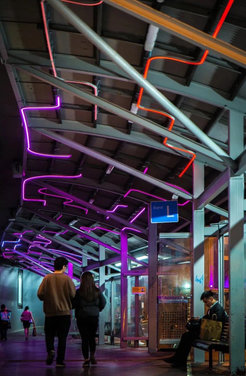 Emilylighting88's tweet photo. Neon lights with interwoven shapes are similar to urban subway routes, which are simple and meaningful.#neon #ledstriplight https://t.co/RnKbeLjDxd