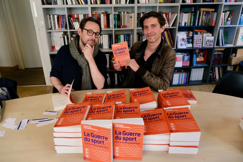 1/2 Écrire un livre seul, c'est bien... mais à deux, c'est mieux ! Avec le camarade @jbguegan, nous sommes fiers de vous présenter 'La Guerre du sport' aux @Ed_Tallandier qui sort aujourd'hui. Un projet né il y a 3 ans au sortir de la pandémie qui se concrétise enfin !