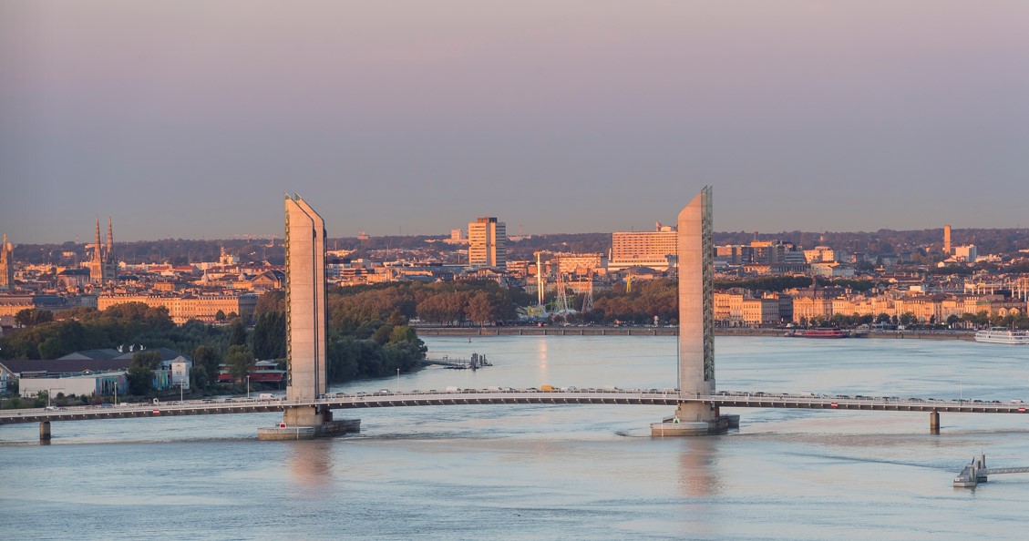 Ce samedi 27/04, double levée du <a href="/PontChaban/">Pont Chaban Delmas</a> :
-De 9h19 à 10h27
-De 19h39 à 20h57
⛵Déviations prévues sur #TBMBus7 , #TBMBus25,  #TBMBus27 et #TBMBus53.
Des perturbations possibles sur #TBMBat3. 
🚴‍♀️La team #LeVélo &gt; prenez le pont de Pierre ! 
Infos ici :
infotbm.com/fr/perturbatio…