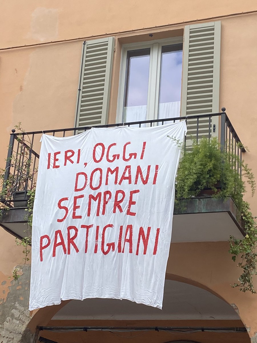 La storia siamo noi, siamo noi padri e figli, siamo noi, bella ciao, che partiamo. La storia non ha nascondigli, la storia non passa la mano. La storia siamo noi, attenzione, nessuno si senta escluso. Buon 25 aprile