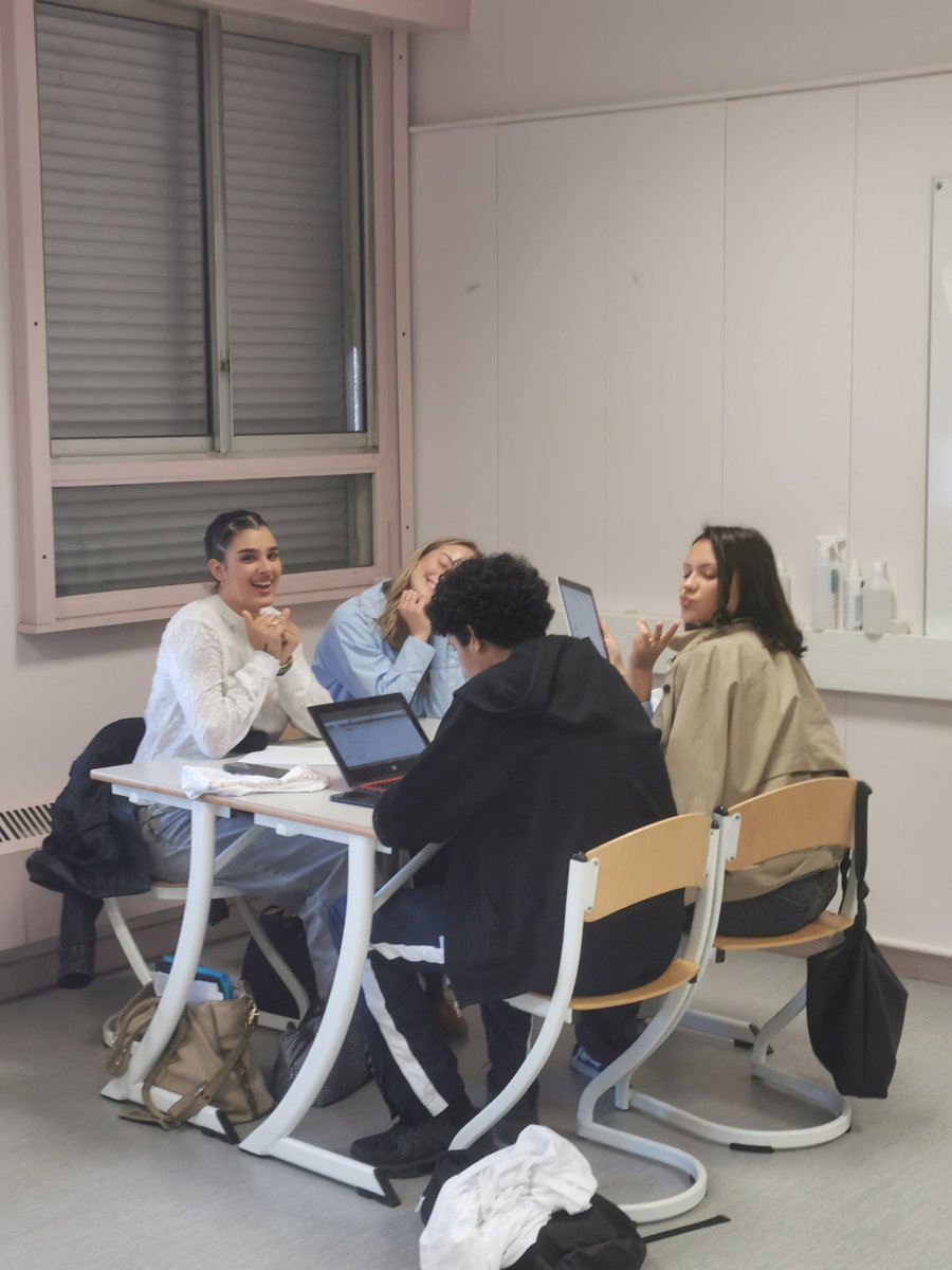 Challenge STMG 2024 et <a href="/La_Melee/">La Mêlée</a> : une journée de réflexion riche et bien remplie ! Bravo aux Jeunes Pousses du <a href="/SEPOdeGMontech/">Lycée Olympe de Gouges MONTECH</a> 👏