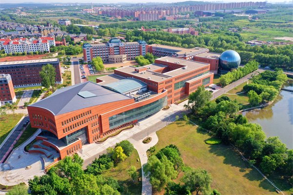 #Jilin International Studies University is partnering with 12 leading ice and snow enterprises to nurture #talent for the winter #tourism sector. This industry-university collaboration is set to boost Jilin's ice and snow industry. 👉bit.ly/3UuXbJI #JilinBiz