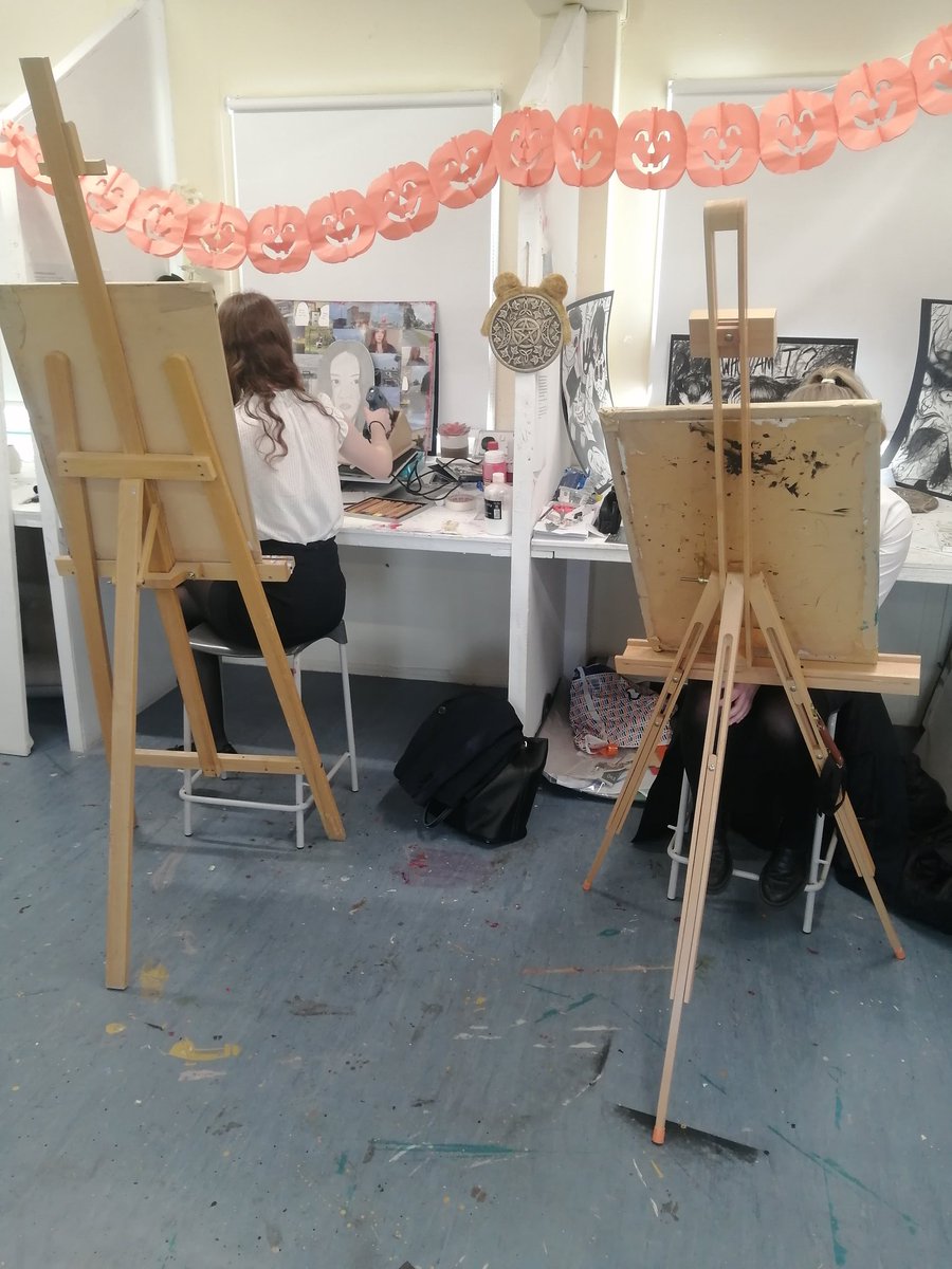 SGSArtDesign's tweet photo. Busy day today in #SGSArtdep. #SGSixthform working on the last 5 hours of their controlled assessment. Pieces coming together with a lot of hard work from Year 13 ! 🎨🪄 https://t.co/0wO1t6wr0U