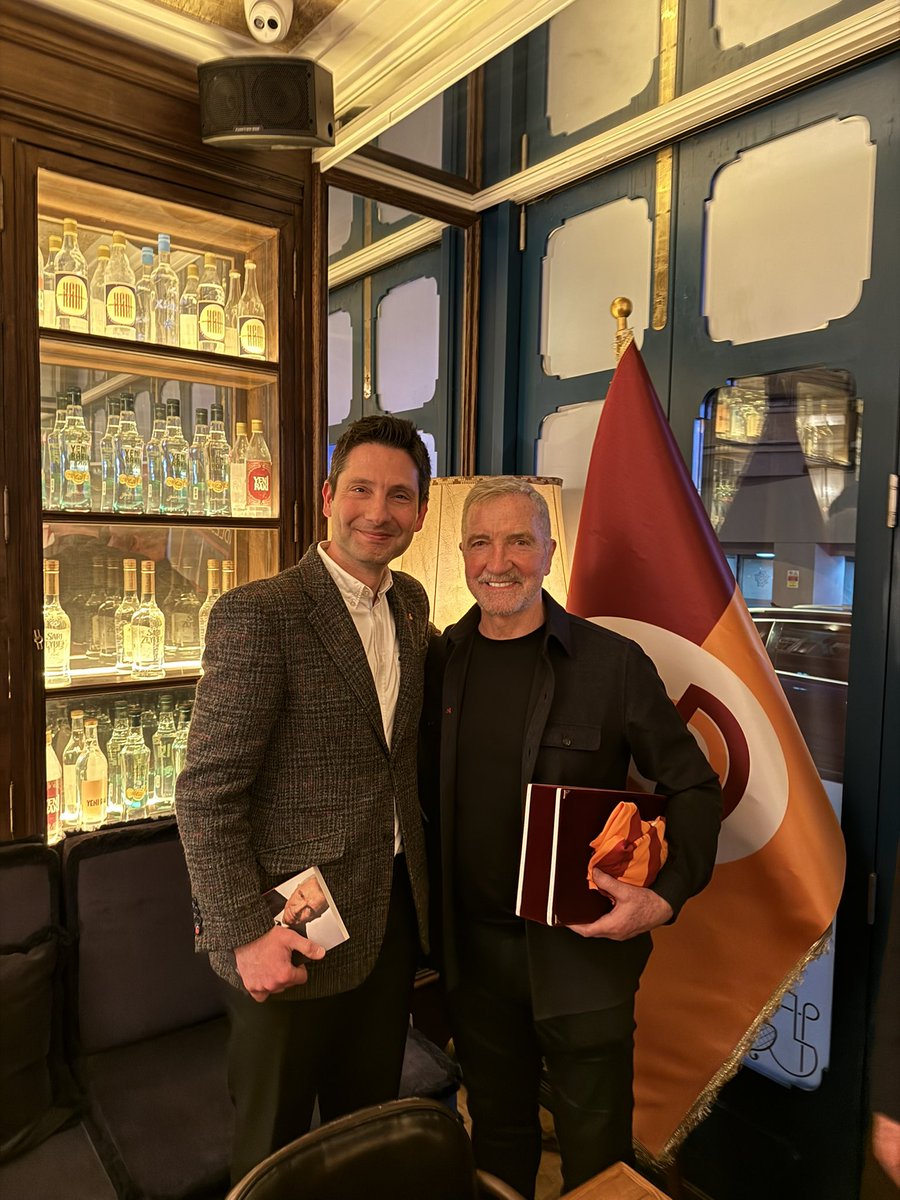 Sharing a moment with the legend himself, #GraemeSouness! 

It's been 28 years since that iconic moment when he planted the #Galatasaray flag in the middle of the pitch at the Fenerbahçe Stadium after a Cup Final.

He's a down to earth & passionate man, the epitome of pure class!