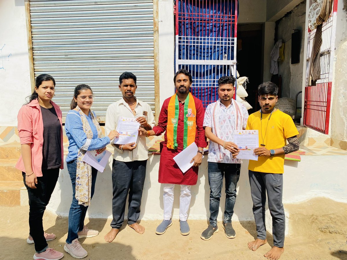 खजुराहो लोकसभा के बहोरीबंद विधानसभा अन्तर्गत बाकल मंडल के  में भाजपा लोकसभा प्रत्याशी आदरणीय श्री <a href="/vdsharmabjp/">VD Sharma</a> जी को प्रचण्ड बहुमत से विजयी बनाने #परिवार_पर्ची वितरण किया

इस अवसर पर श्री अजीत पटेल जी सांसद मित्र सुश्री प्रशंसा राय जी  सुश्री साक्षी जैन जी उपस्थित रहे
