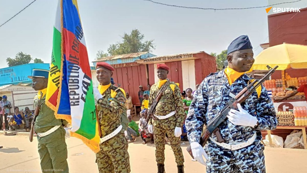 Des centaines d'officiers centrafricains suivent une formation en #Russie

Plus de 10.000 officiers ont déjà été formés ces 5 dernières années par des instructeurs russes, selon le ministre centrafricain de la Défense.

#Centrafrique