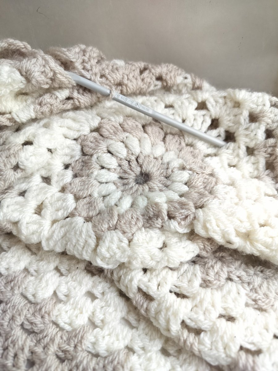 Five hours to Leeds on the train, more than enough time to finish this baby blanket. 🙂 May your day be a creative one. 👍