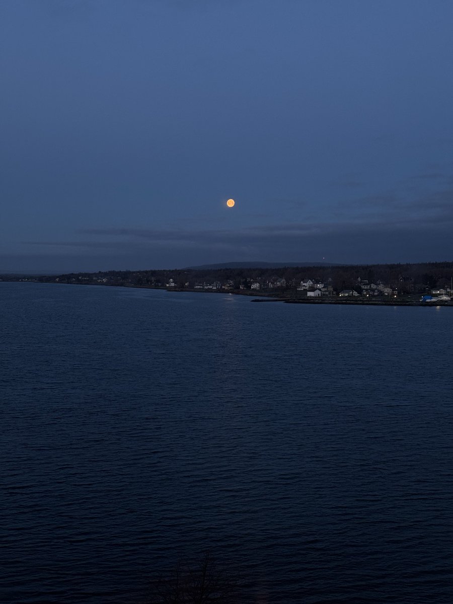 Good Morning, Sydney! 🌕 

#CapeBreton