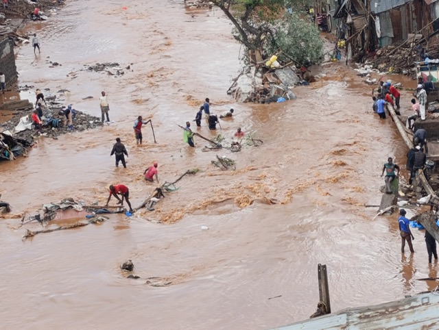 MathareSJustice's tweet photo. Wakenya, 40+ Kenyans died from the floods in Mathare on Tuesday, &amp; many more have no place to sleep. We have a tent where we are providing meals &amp; kindly ask for support for them. To donate call: 0791334684. Or send to Paybill 4060187 &amp; Account MSJC. https://t.co/Fv8m4SVlPe https://t.co/K3a7yxLu3i