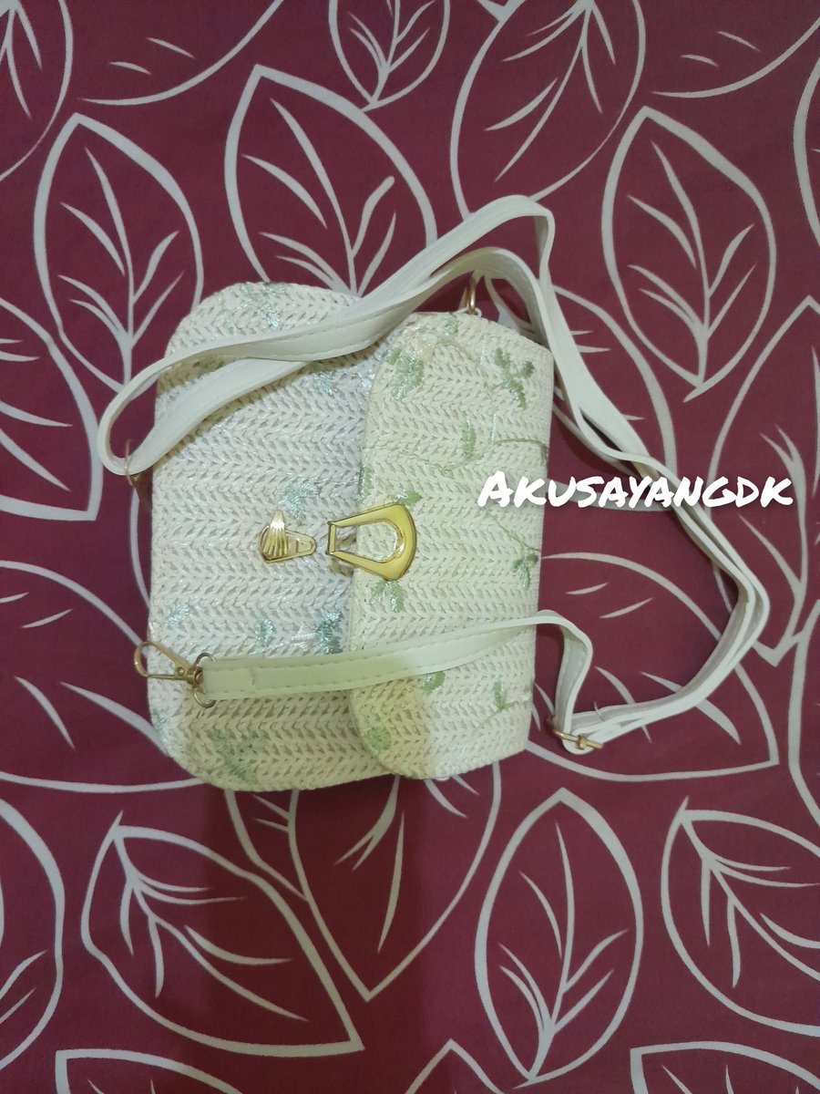 akusayangdk's tweet photo. Slingbag Beige Nature💐
INI FAVKU BANGETTT! Tasnya bisa muat banyak barang, cocok buat aku yg banyak bawannya wkwk bisa muat hp, dompet, kipas angin portable, lipcream dan sunscreen🫶🏼 Bahannya juga kuat dan worth it untuk harga under 60k✨️

☁️ https://t.co/2y2tlJbJN2 https://t.co/flJeBtQL7X