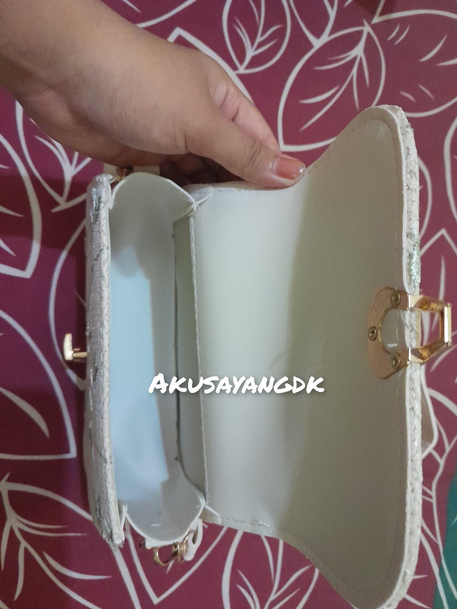 akusayangdk's tweet photo. Slingbag Beige Nature💐
INI FAVKU BANGETTT! Tasnya bisa muat banyak barang, cocok buat aku yg banyak bawannya wkwk bisa muat hp, dompet, kipas angin portable, lipcream dan sunscreen🫶🏼 Bahannya juga kuat dan worth it untuk harga under 60k✨️

☁️ https://t.co/2y2tlJbJN2 https://t.co/flJeBtQL7X