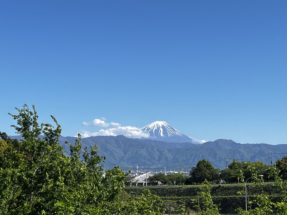 気温が30度近くあるのに、雪景色の富士山。 山梨側からの富士山あまり馴染みがないので新鮮。