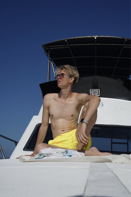 My OnlyFans in the comments 👇🏻🤭   There you can see me without these yellow panties 😜💛 https://t.co/