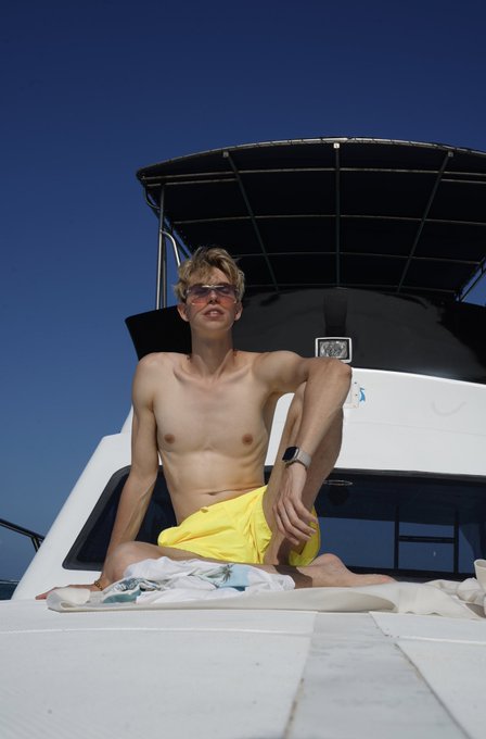 My OnlyFans in the comments 👇🏻🤭   There you can see me without these yellow panties 😜💛 https://t.co/