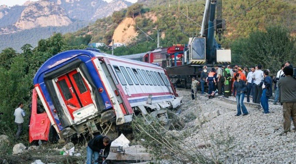 Çorlu tren kazasıyla ilgili davanın karar duruşması yapıldı: 🔹️Dönemin TCDD Bölge Bakım Müdürü Nihat Aslan'a 15 yıl 🔹️Dönemin TCDD Bölge Bakım Müdürü Mümin Karasu'ya 17,5 yıl 🔹️Dönemin TCDD B. Müdür Yardımcı Levent Meriçli'ye 9 yıl 2 ay hapis cezası verildi.