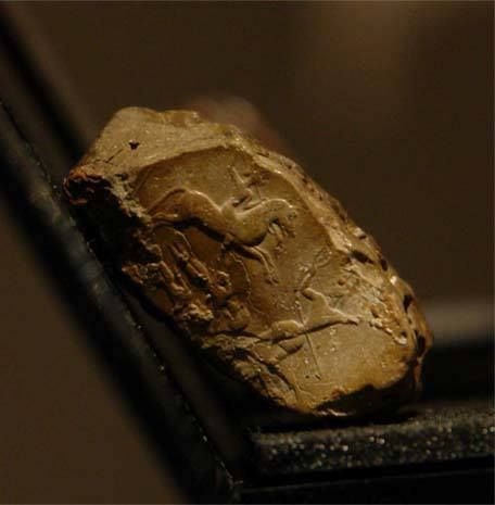 مهر کوروش اول(پدر بزرگ کوروش کبیر)

روی این مهر به زبان عیلامی نوشته شده: 'کوروش انشانی، پسر چیش‌پیش'