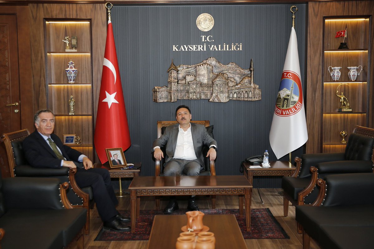 Valimiz Sayın Gökmen Çiçek, Kayseri 1’inci İdare Mahkemesi Başkanı Murat Ayrancı’yı makamında kabul etti.