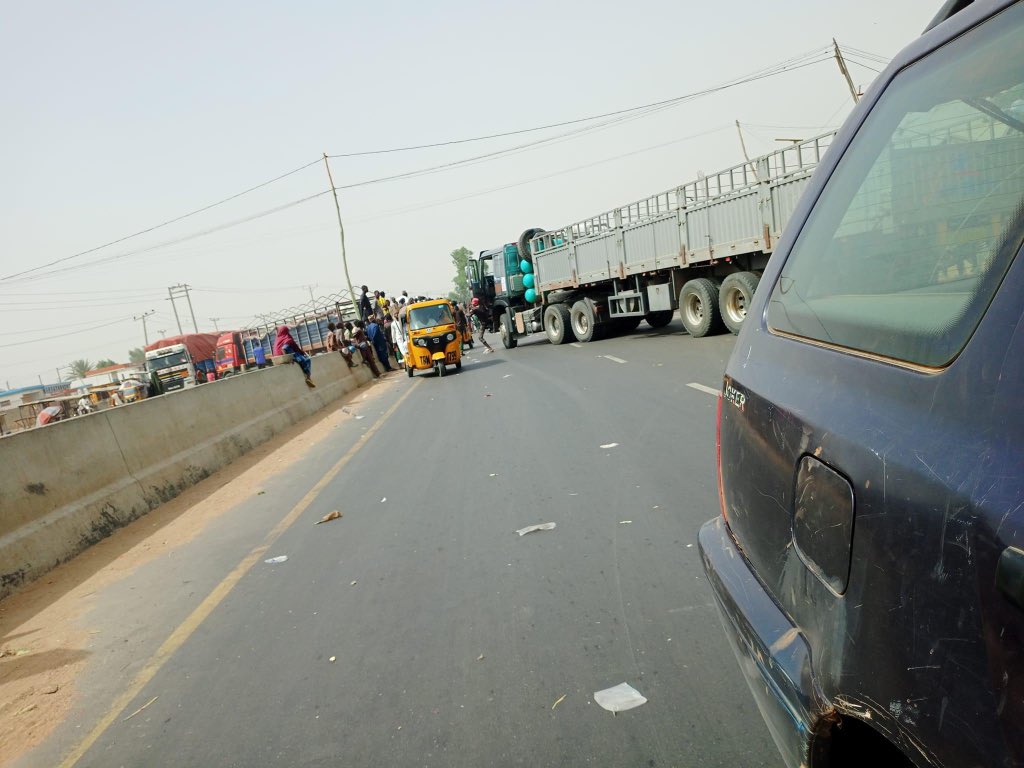Avoid Kwana Dawakin Kudu Road, there is a temporary closure of Kano Zaria Express Way right now by trailer drivers.