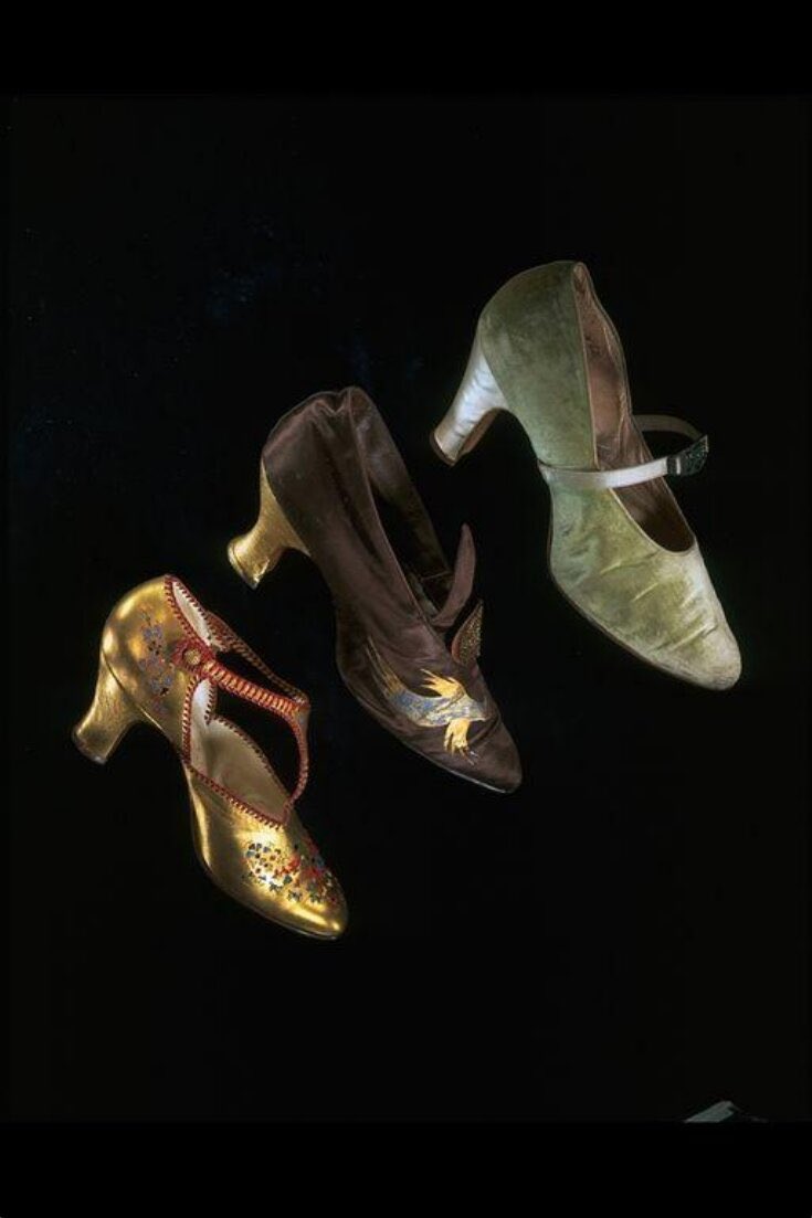 Research is taking me down the rabbit hole of shoemakers, those men & women who cut, shaped & stitched footwear that ended up on royal feet. Stories such as Keturah Daveney’s are endlessly fascinating, reading about her work at H&M Rayne in 1909. Some 1920s glam @V_and_A