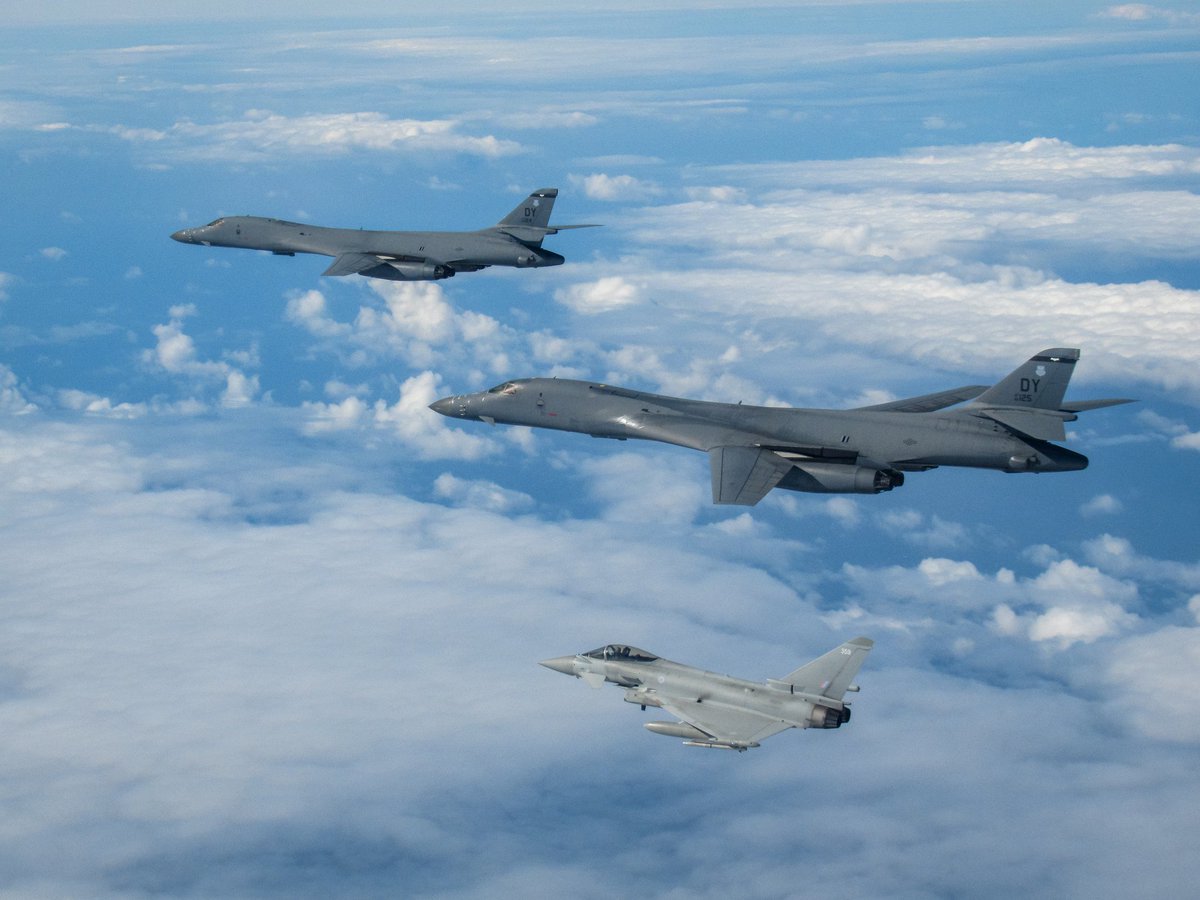 NATO_AIRCOM's tweet image. 🇺🇸 B-1B bombers integrated with 🇬🇧 Typhoons, they conducted escort training with their Allies

During the month-long deployment the 🇺🇸 B-1Bs were flying alongside #NATO Allies across the European region, including 🇨🇿🇬🇷🇹🇷

Read more: ac.nato.int/archive/2024/B…

#BomberTaskForce
