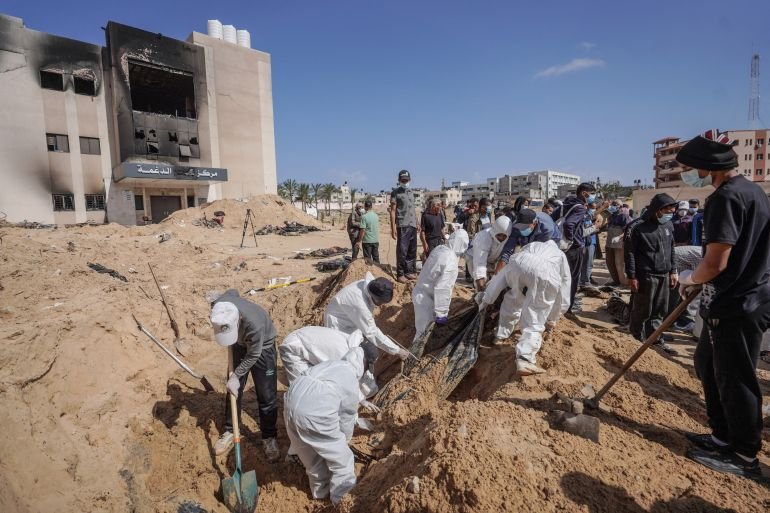 Gaza Civil Defense:

⭕ We believe that the Israeli occupation buried at least 20 people alive in the Nasser Medical Complex

⭕ The Israeli occupation buried a number of bodies in the Nasser Complex in plastic bags at a depth of 3 meters, which quickly decomposed them.

⭕ The