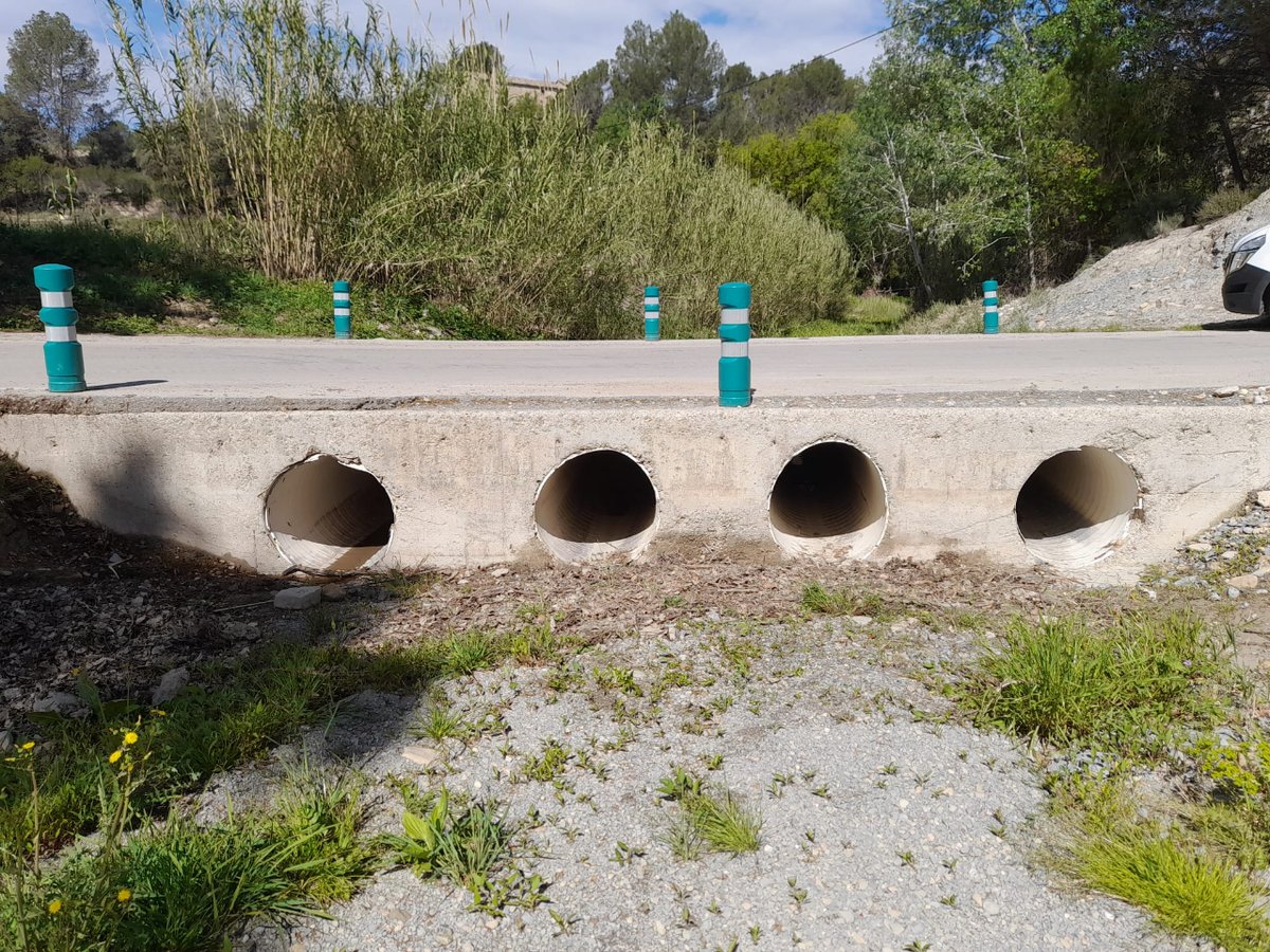 SVCastellet's tweet photo. ⚠️ Davant la previsió de pluges dels pròxims dies ☔ s'està reforçant el #manteniment i la #neteja dels embornals de #SVCastellet, com també dels passos indundables de la riera de #Castellet.
#alerta #precaucions #treballs https://t.co/9OrwsXcDpz